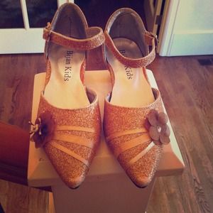 Girls sparkly gold kitten heels.
