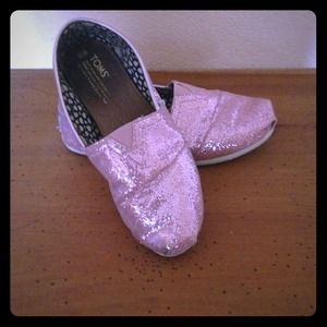 Size 8.5 pink toms!