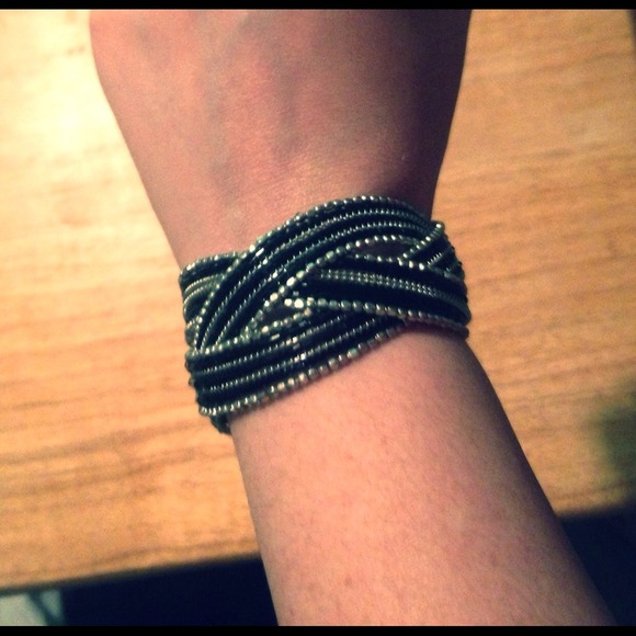 Black and silver beaded criss-crossed bracelet - Picture 2 of 3