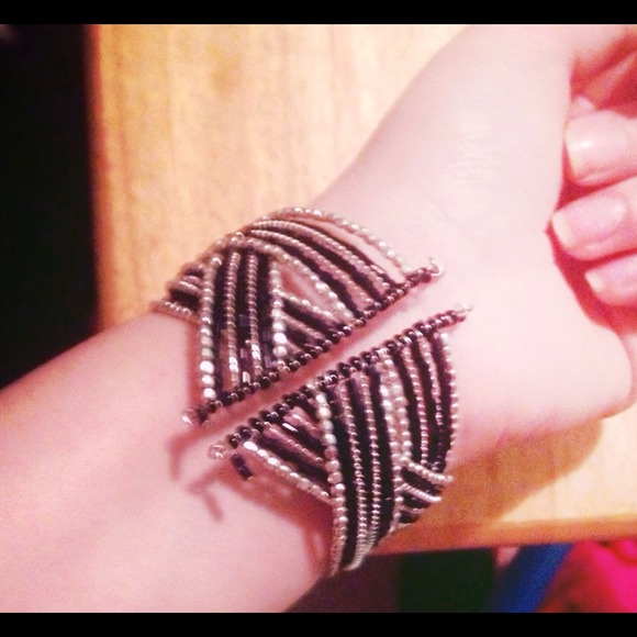 Black and silver beaded criss-crossed bracelet - Picture 3 of 3