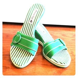 American Eagle green wedge sandals [size 9]
