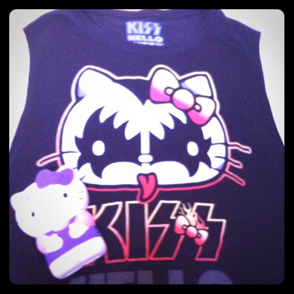 Hello Kitty Kiss sleeveless tee and iPhone 4 case