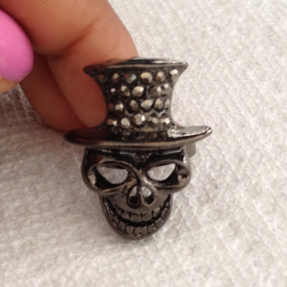 Skull ring