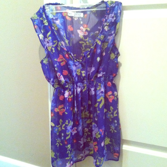 Adorable light weight floral print  blouse!