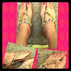 Cute pair of flirty fun sandals!! Cute pair of flirty fun sandals!! 