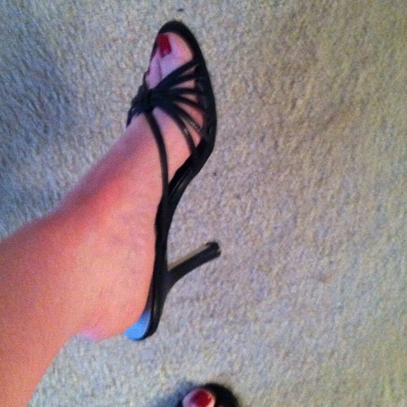 black heels - Picture 2 of 3