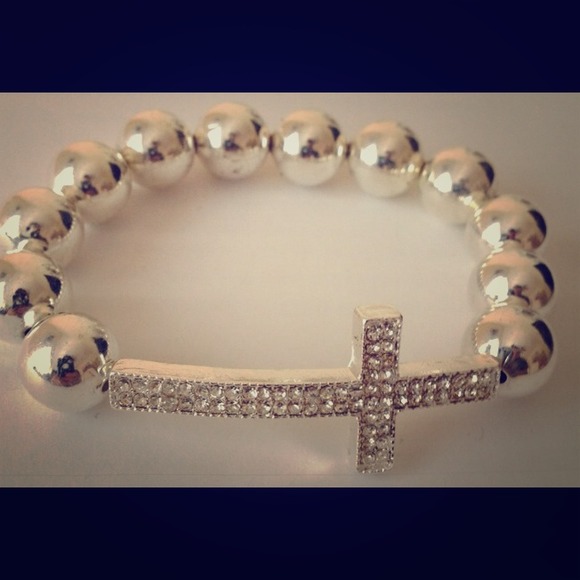 Jewelry - Stretch silver beads cross