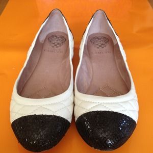 *SOLD* Vince Camuto quilted white w/ black