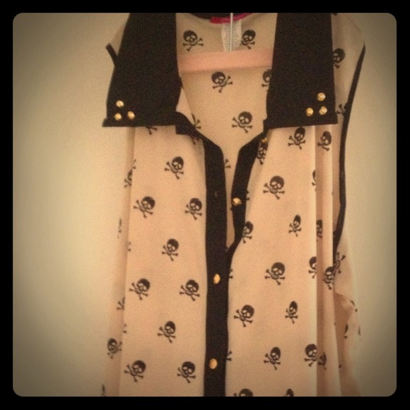 Women's tan and black skull shirt