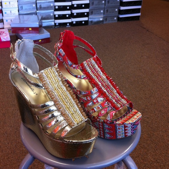 Tribal design strap wedge. Also comes in gold.