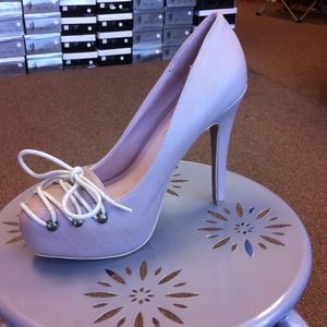 Muve color heel with shoe string bow front.