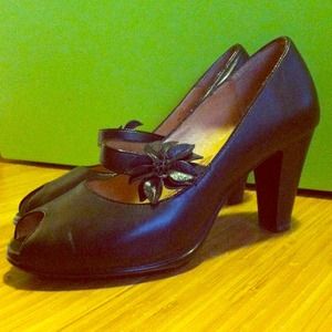 Black retro peep-toe pumps
