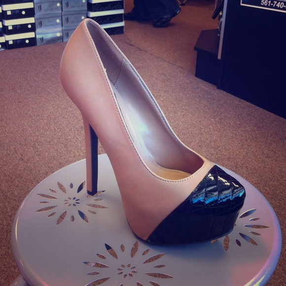 Taupe and black quilted beautiful pump