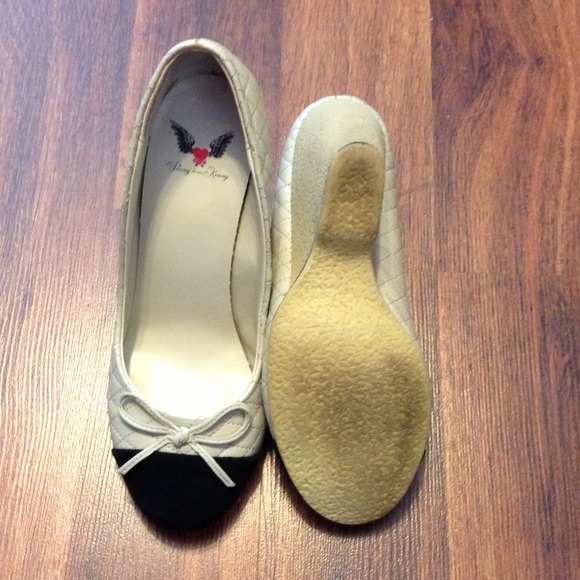 🎉Host Pick🎉 Cream wedges w/ Black suede toe - Picture 2 of 4