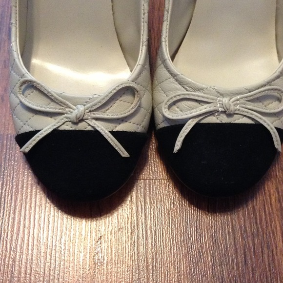 🎉Host Pick🎉 Cream wedges w/ Black suede toe - Picture 3 of 4
