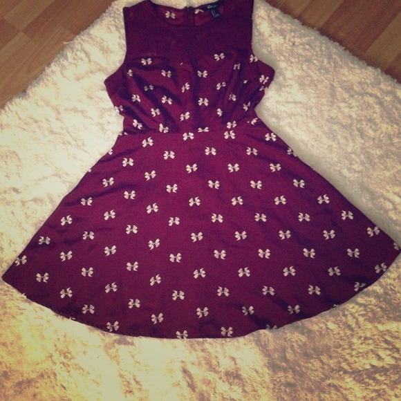 Forever21 size small burgundy bow print dress