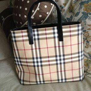 Authentic Perfect Burberry purse.SOLD👏👏👏