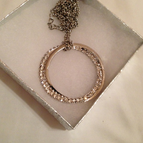 Infinity circle Silver tone necklace w/shiny stone