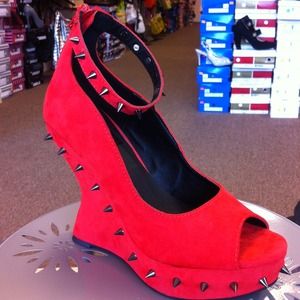 Red spikes wedge