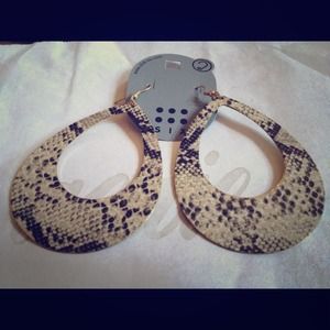 Snake pattern teardrop earrings