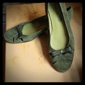 Forest green cut out low heels with bow