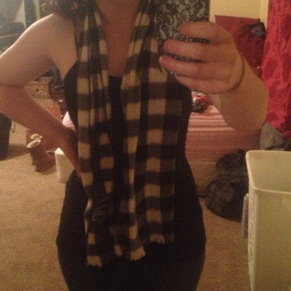 Black and white scarf