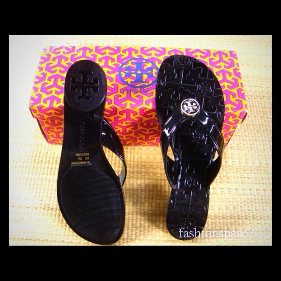 Tory Burch Shoes - Tory burch thong sandals.