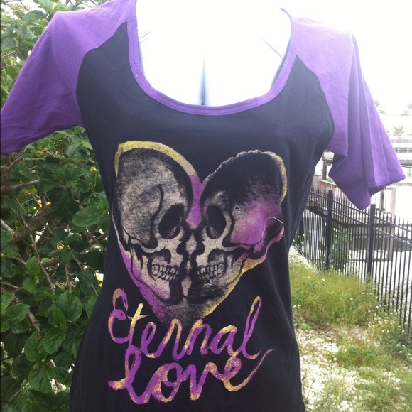 Reduced!-Black/purple t-shirt w/skull design
