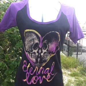 Reduced!-Black/purple t-shirt w/skull design
