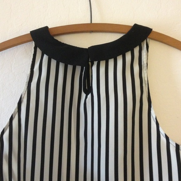 ⛔SOLD⛔Forever 21 Black and White Stripe Top - Picture 4 of 4