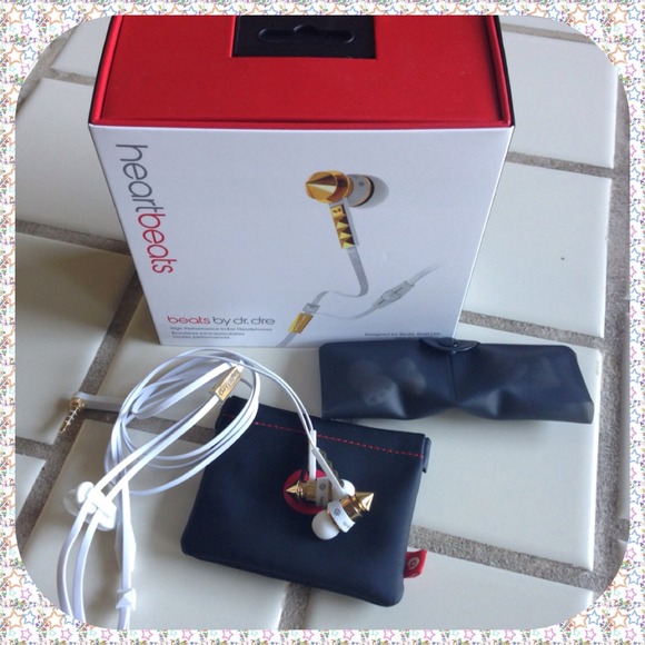 SOLD!! ⬇REDUCED!⬇ Heart Beats Ear buds