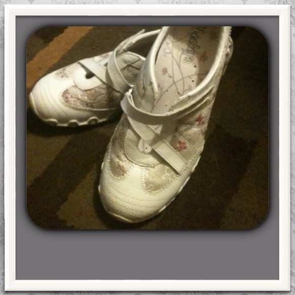 Cute white shoes! - Picture 3 of 3