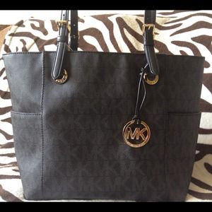 MICHAEL KORS JET SET SIGNATURE BLACK PVC TOTE. NWT