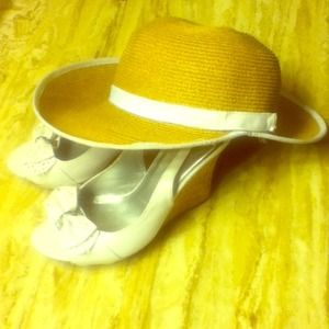 Cute white wedges with a bow &summertime beach hat