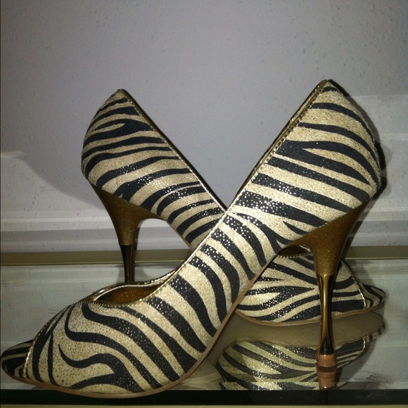 Beautiful open toe zebra print heels - Picture 2 of 3