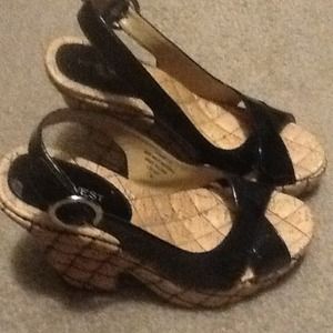 Nine West Size 7 brand new. Black with cork look.