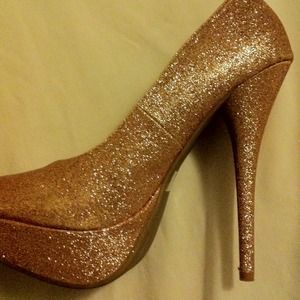 Glitter golden pumps.