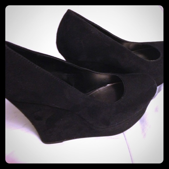 Black wedges