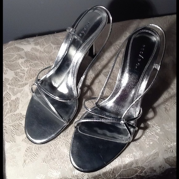 🎉REDUCED🎉💎Silver Formal Sling Back Heels💎