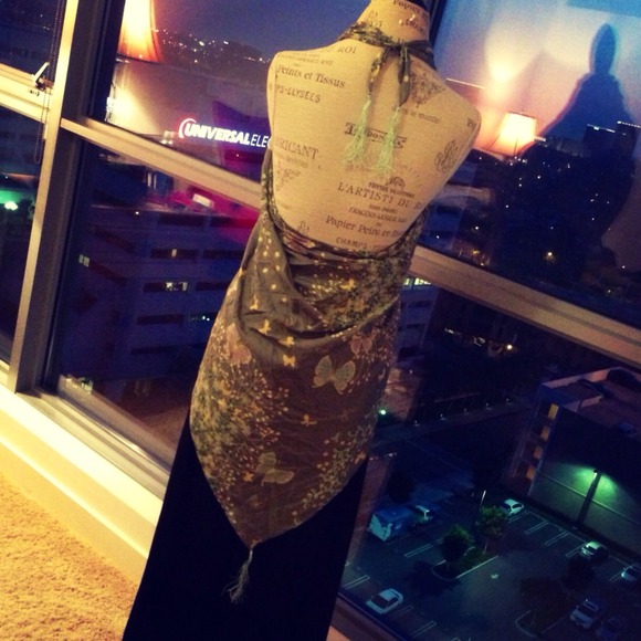 100% Silk Floral Wrap - Picture 3 of 4