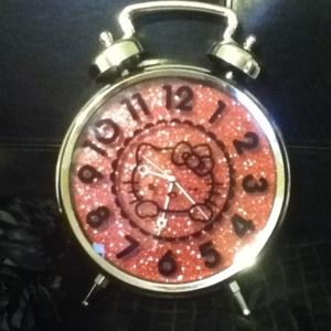 Hello kitty clock!!!!