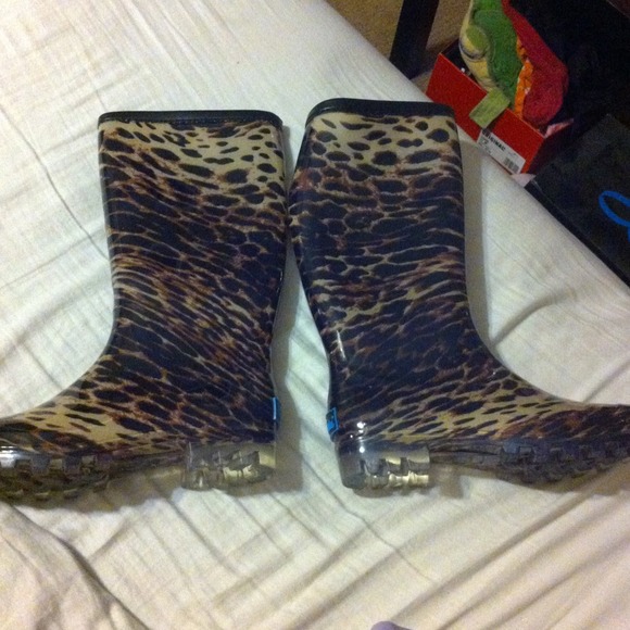 New cheetah rain boots never worn!!
