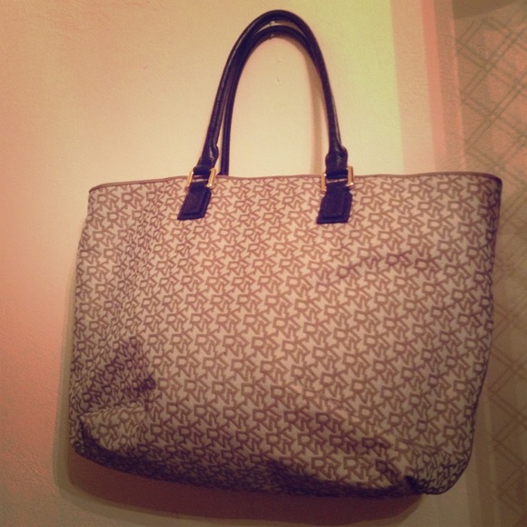 💢SOLD💢Large DKNY Coated Logo Tote!❤