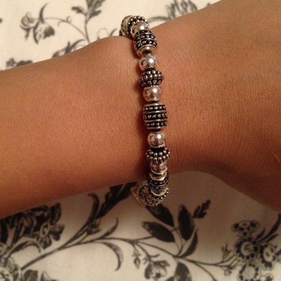 bracelet color silver.