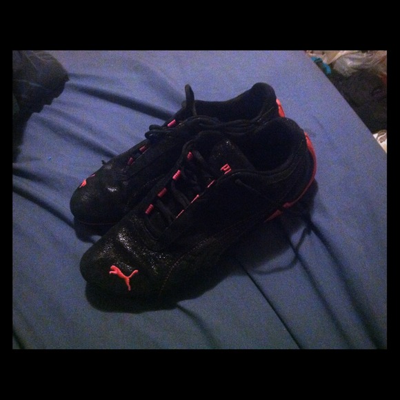 ⛔🚫Sold🚫⛔Pumas Black sparkly with pink sneakers