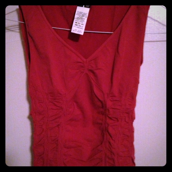 Fuscia Form Fitting V Neck Sleeveless Top by XOXO - Picture 1 of 2