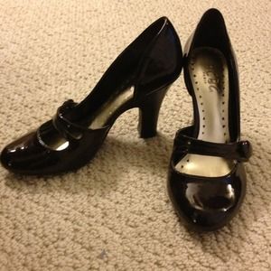 💥reduced💥 BCBG Paris button strap patent heels