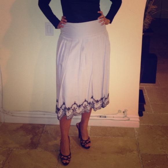 Light grey high waisted skirt with embroidery