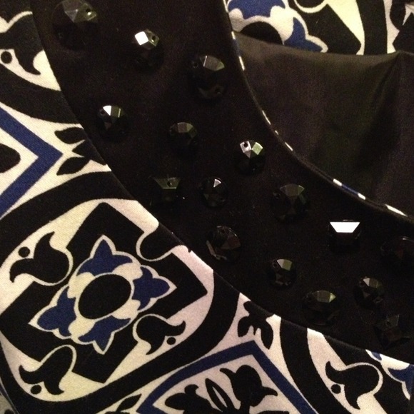 Crop Style Jacket with embellishments - Picture 3 of 4