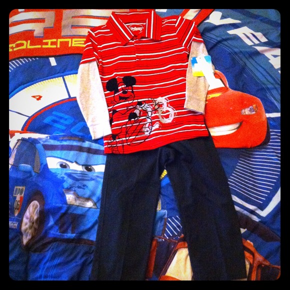 Toddlers Disney Mickey Mouse outfit.